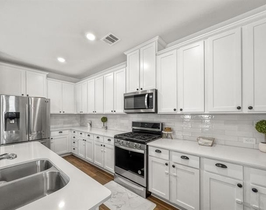 10415 Lone Star Way - Photo Thumbnail 6