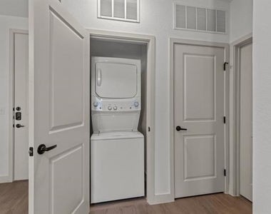3120 E Park Row Drive - Photo Thumbnail 10
