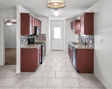 821 E College Avenue - Photo Thumbnail 3