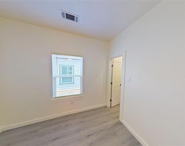 1009 Dubois Street - Photo Thumbnail 10