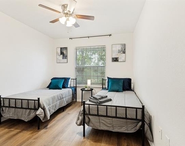 3172 Hollow Valley Drive - Photo Thumbnail 10