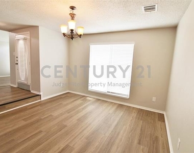 729 Rawlins Drive - Photo Thumbnail 2