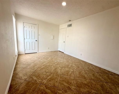 5727 Richmond Avenue - Photo Thumbnail 4
