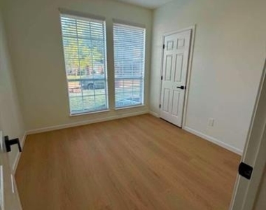2201 Woodglen Drive - Photo Thumbnail 6