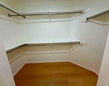 2201 Woodglen Drive - Photo Thumbnail 10