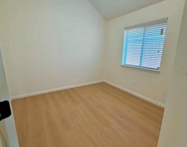 2201 Woodglen Drive - Photo Thumbnail 8