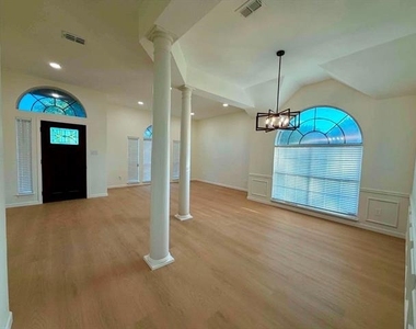 2201 Woodglen Drive - Photo Thumbnail 5