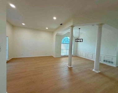 2201 Woodglen Drive - Photo Thumbnail 4