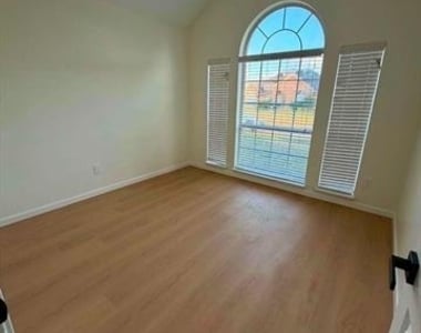 2201 Woodglen Drive - Photo Thumbnail 7