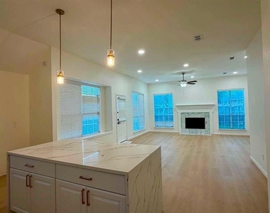 2201 Woodglen Drive - Photo Thumbnail 3