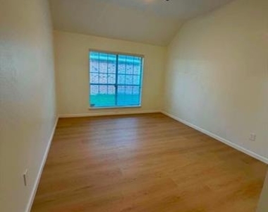 2201 Woodglen Drive - Photo Thumbnail 9