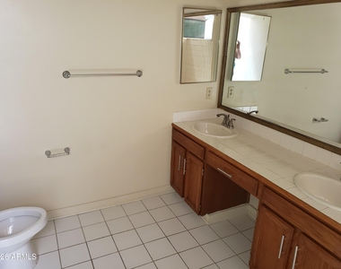 1536 S River Drive E - Photo Thumbnail 3