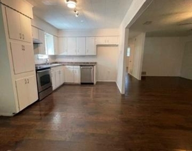 403 Live Oak Street - Photo Thumbnail 3
