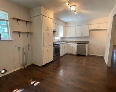 403 Live Oak Street - Photo Thumbnail 2