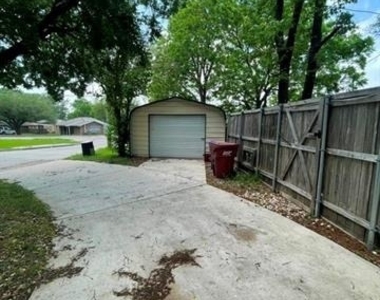403 Live Oak Street - Photo Thumbnail 9