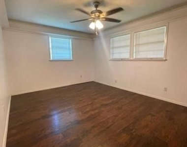 403 Live Oak Street - Photo Thumbnail 5