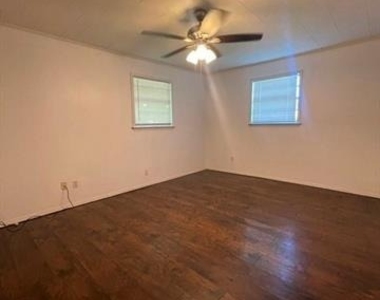 403 Live Oak Street - Photo Thumbnail 6