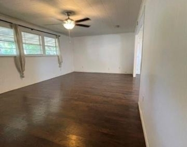 403 Live Oak Street - Photo Thumbnail 1