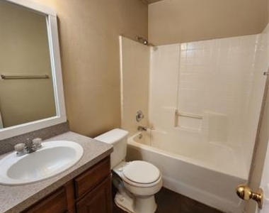 939 Baker Street - Photo Thumbnail 10