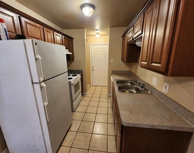 939 Baker Street - Photo Thumbnail 5