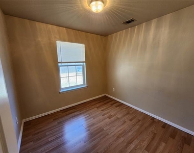 939 Baker Street - Photo Thumbnail 14