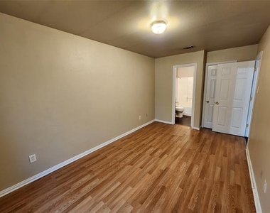 939 Baker Street - Photo Thumbnail 9