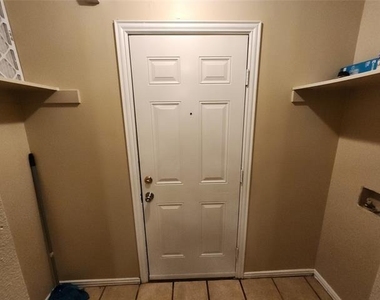 939 Baker Street - Photo Thumbnail 7