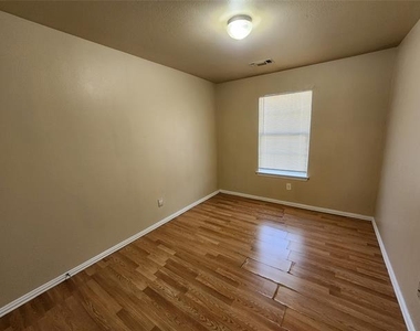 939 Baker Street - Photo Thumbnail 11