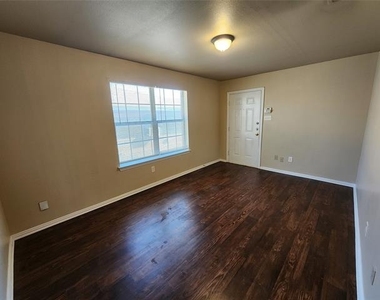 939 Baker Street - Photo Thumbnail 2