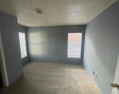 3226 S 4th Street - Photo Thumbnail 2