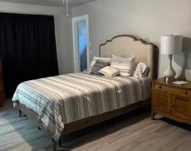 725 Peach Street - Photo Thumbnail 8