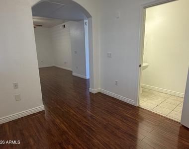 920 E Devonshire Avenue - Photo Thumbnail 2