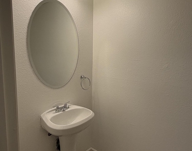 920 E Devonshire Avenue - Photo Thumbnail 5