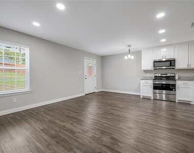 907 W Collins Street - Photo Thumbnail 3