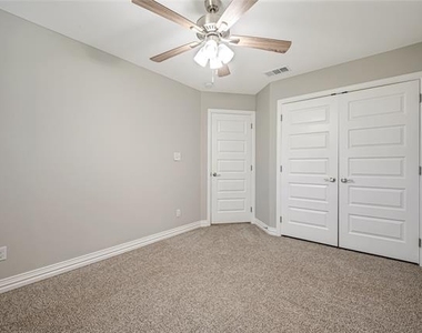 907 W Collins Street - Photo Thumbnail 11