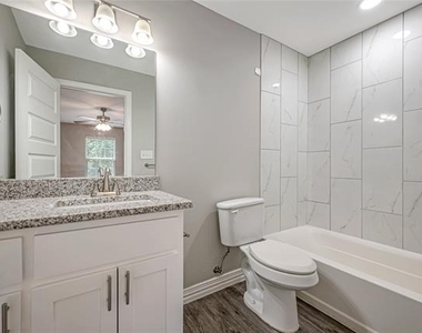 907 W Collins Street - Photo Thumbnail 9