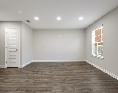 907 W Collins Street - Photo Thumbnail 5