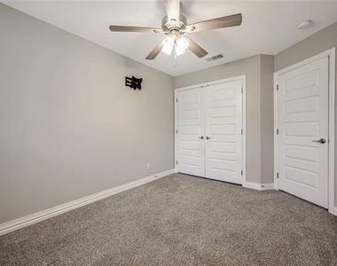 907 W Collins Street - Photo Thumbnail 13