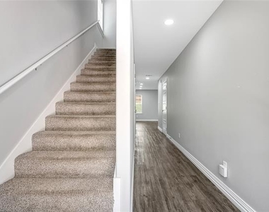 907 W Collins Street - Photo Thumbnail 7