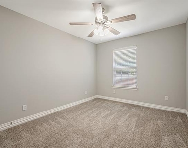 907 W Collins Street - Photo Thumbnail 10
