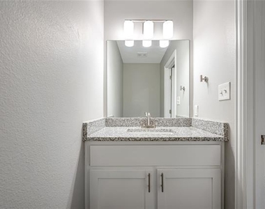 907 W Collins Street - Photo Thumbnail 2