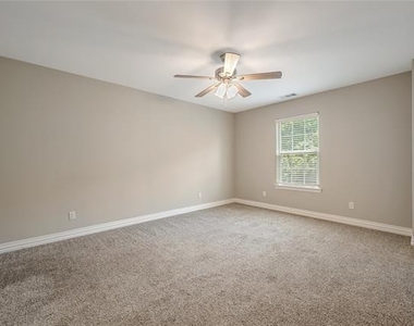 907 W Collins Street - Photo Thumbnail 8