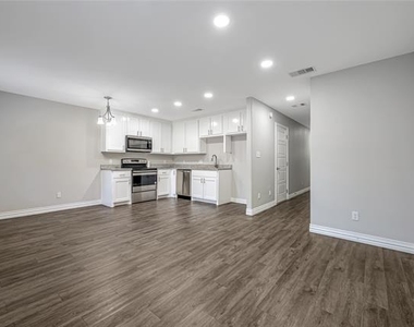 907 W Collins Street - Photo Thumbnail 4