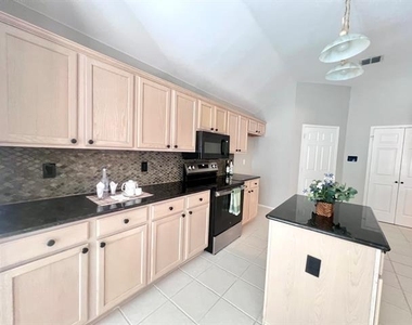10718 Brandenberg Drive - Photo Thumbnail 11