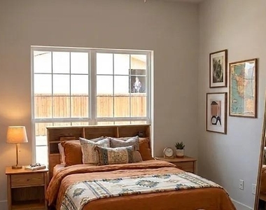 1514 E 15th Street - Photo Thumbnail 6
