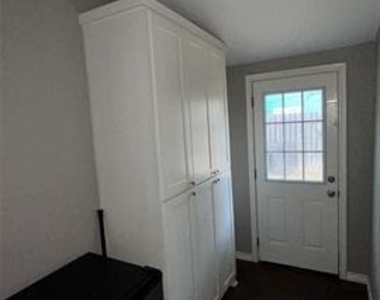 2816 Gordon Avenue - Photo Thumbnail 9