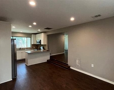 2816 Gordon Avenue - Photo Thumbnail 4