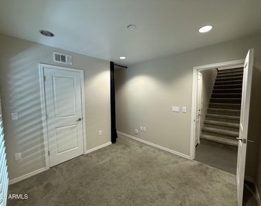 421 W 6th Street - Photo Thumbnail 22