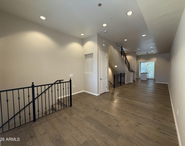 421 W 6th Street - Photo Thumbnail 4