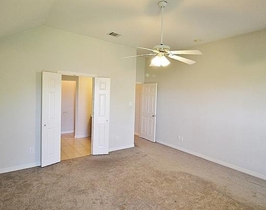 809 Foxwood Lane - Photo Thumbnail 15